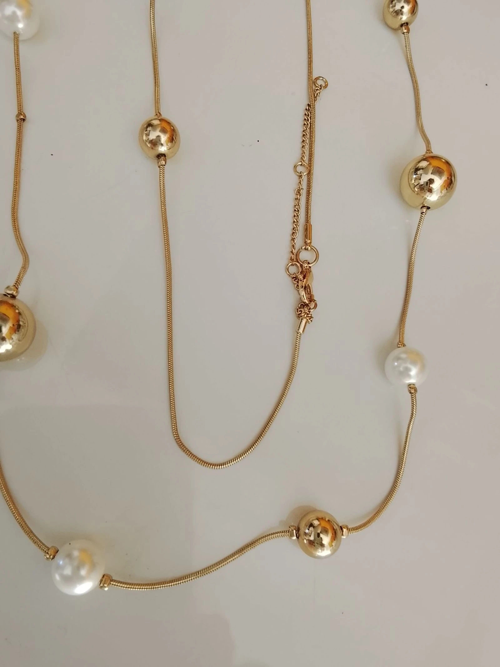 💎 Galeries Lafayette Gouden ketting met witte en gouden kralen in zeer goede staat 💎 – photo 3